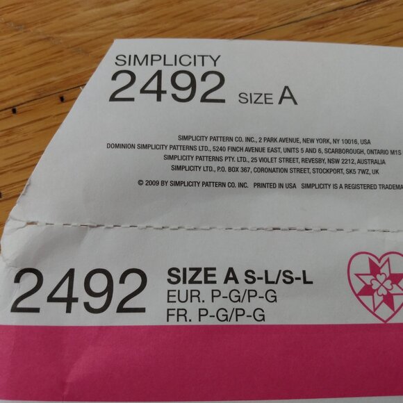 Child and Adult Apron & Play Food Cookies Toys Sewing Pattern Simplicity 2492 UC - Picture 3 of 12